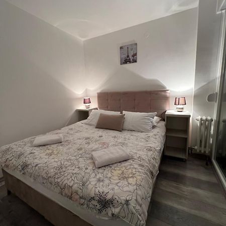 Apartman Omar Stan Na Dan Besplatan Parking SJJ Esterno foto