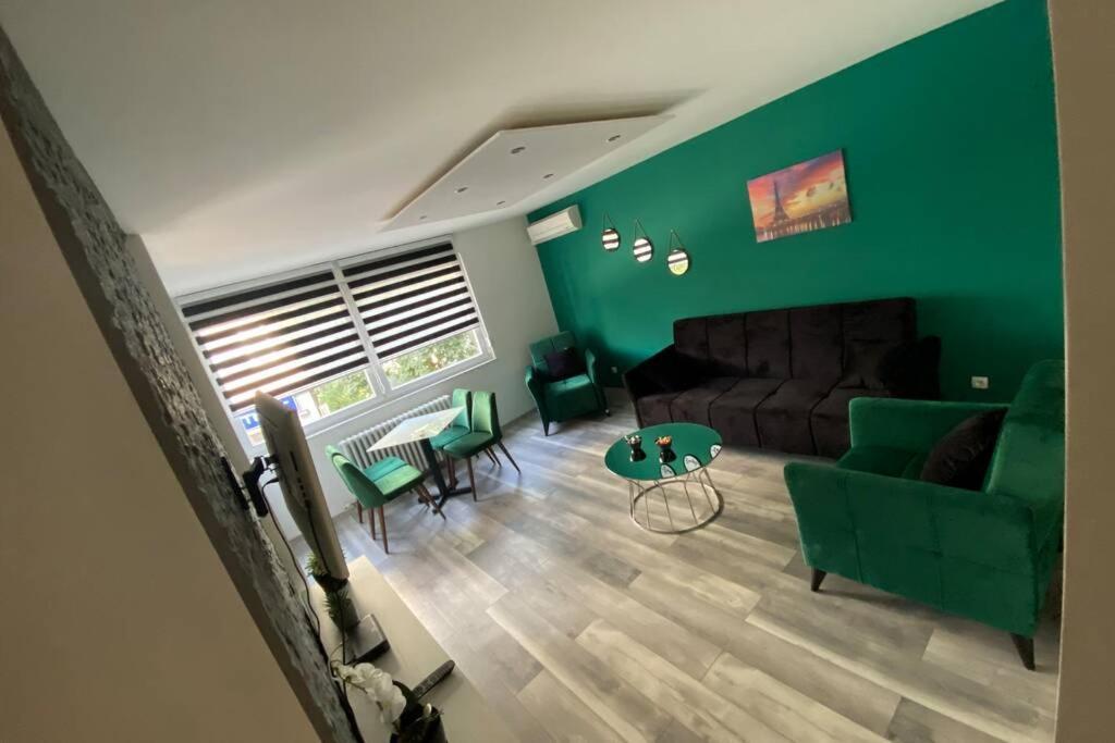 Apartman Omar Stan Na Dan Besplatan Parking SJJ Esterno foto