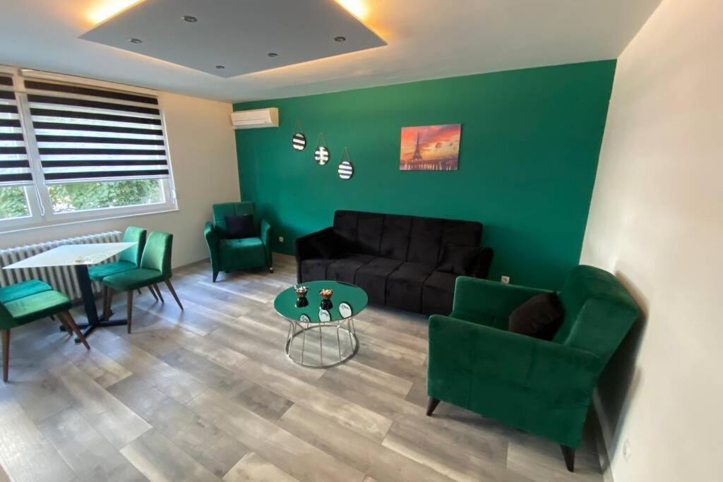 Apartman Omar Stan Na Dan Besplatan Parking SJJ Esterno foto