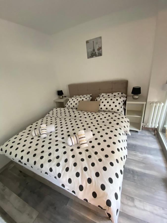Apartman Omar Stan Na Dan Besplatan Parking SJJ Esterno foto