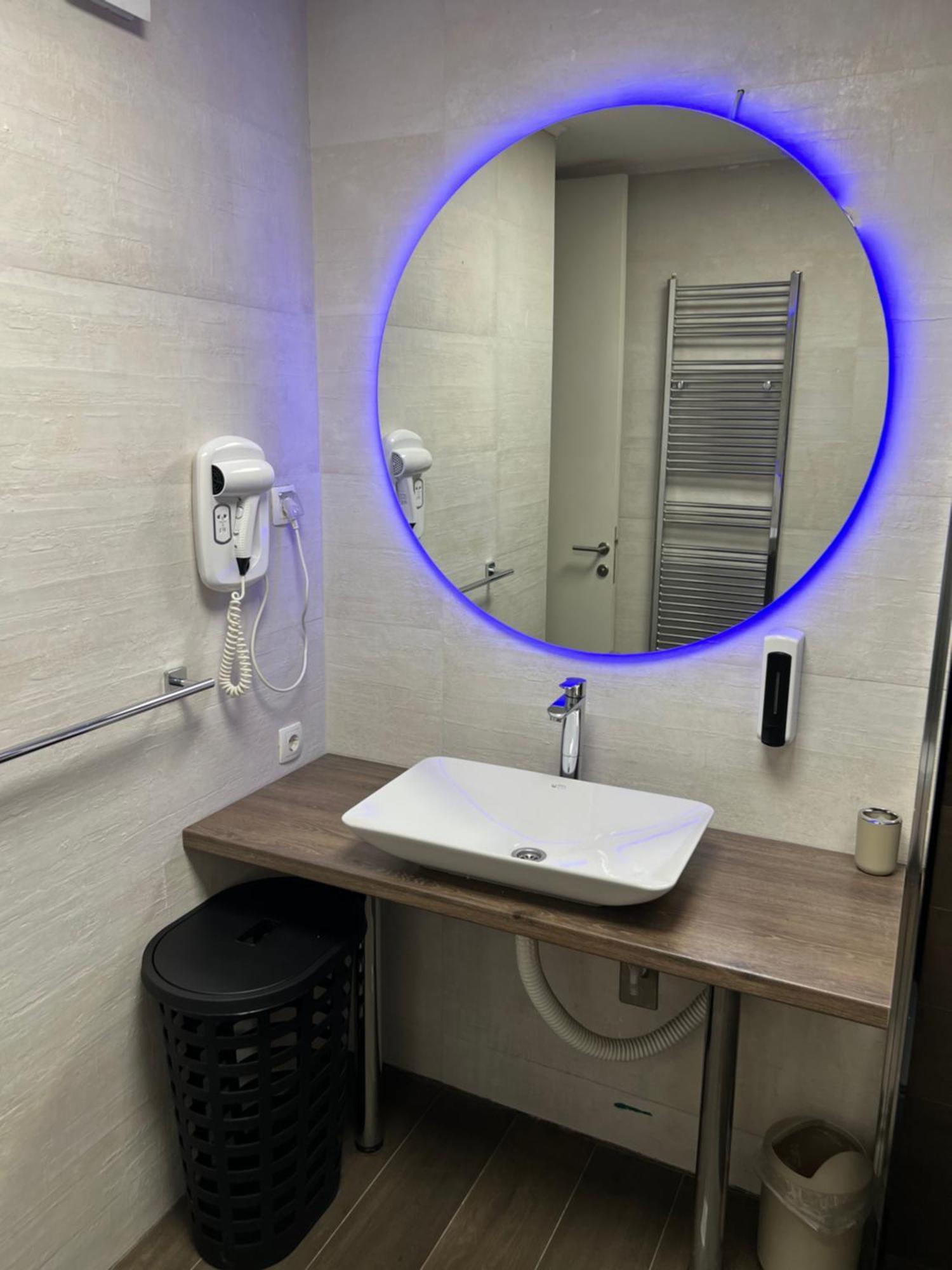 Apartman Omar Stan Na Dan Besplatan Parking SJJ Esterno foto